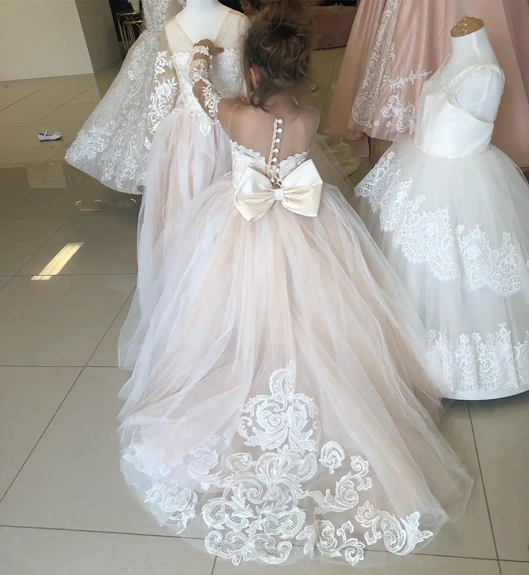 Beautiful Long Sleeve Flower Girl Dresses For Wedding Guest Kids Bridesmaid With Bow White Ivory Lace Tulle First Communion